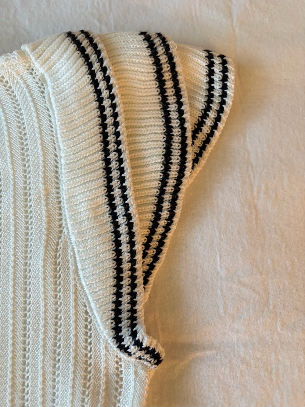 Like New, Vigoss, Size M, White Knit Short-Sleeve Sweater with Black Stripe Trim - Picture 12 of 15